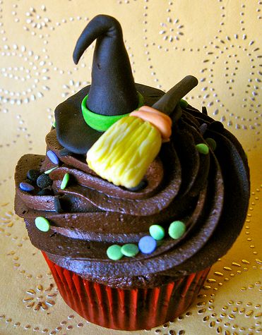 Witch+hat+and+broom+Halloween+theme+cupcake.JPG